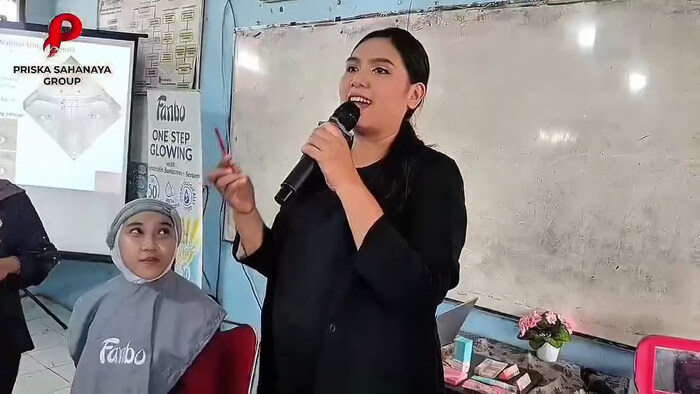 Content Creator & Beauty Class bersama Fanbo dan Priska Sahanaya di SMK Darurahim