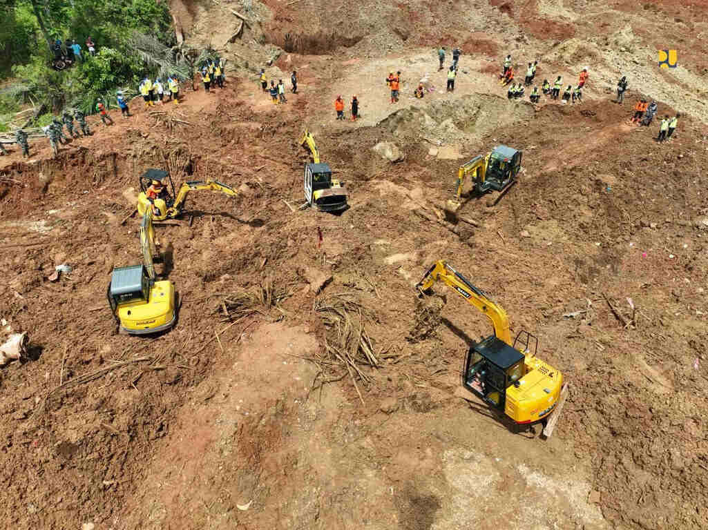 Kementerian PU Mobilisasi Alat Berat