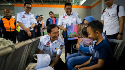 Direktur Utama KAI Bobby Rasyidin Menyapa Langsung Pelanggan di Wilayah Daop 1 Jakarta