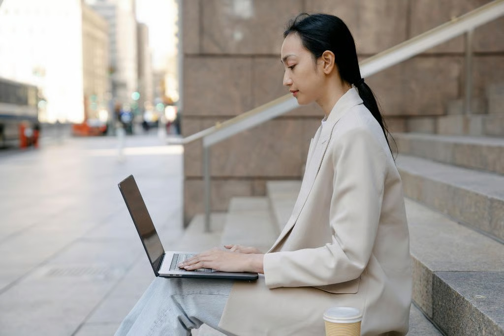 Suka Duka Jadi Karyawan Kantoran Sekaligus Punya Usaha Sampingan