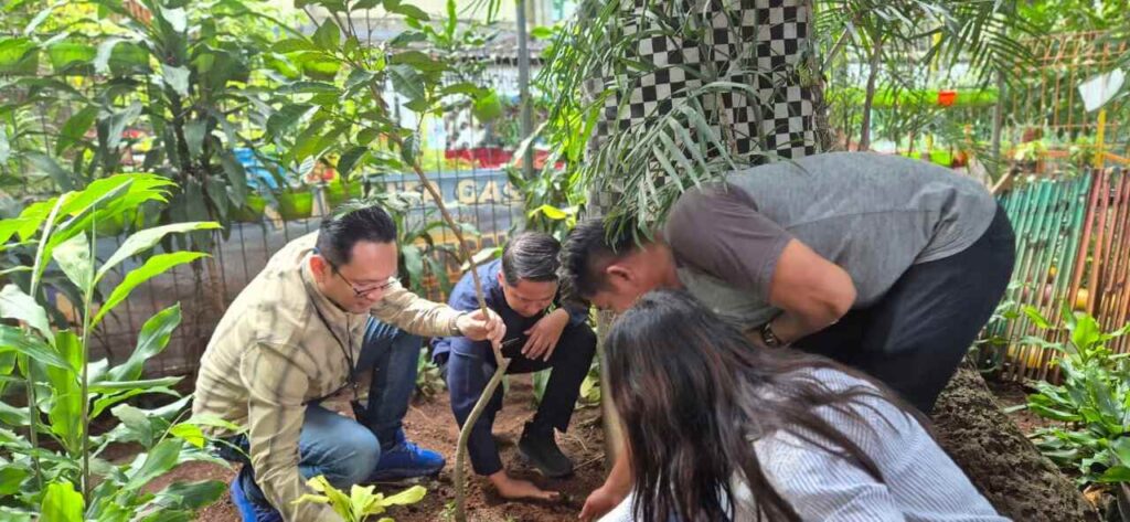 BRI BO Tanah Abang Region 6Jakarta 1 Laksanakan Aksi Sosial Penanaman Pohon di RPTRA Kampung Bali