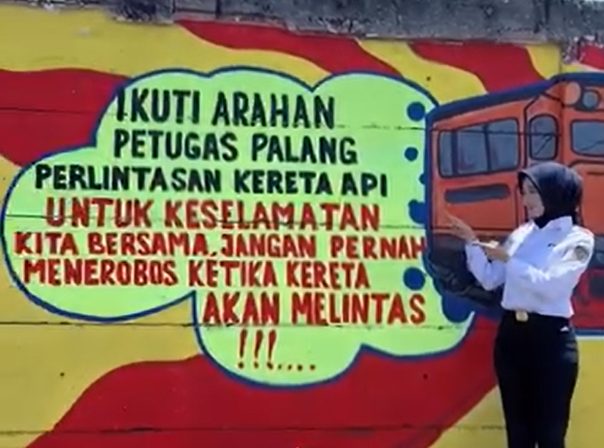 KAI Divre IV Tanjung Karang Gencarkan Sosialisasi Keselamatan Perlintasan lewat Mural Edukatif
