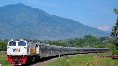 KAI Ingatkan Bahaya Beraktivitas di Jalur Rel, Keselamatan Jiwa Jadi Taruhan (1)