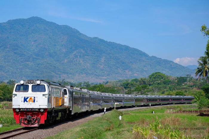 KAI Ingatkan Bahaya Beraktivitas di Jalur Rel, Keselamatan Jiwa Jadi Taruhan (1)