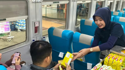 KAI Services Siaga Layani Service Recovery bagi Penumpang Terdampak Keterlambatan Akibat Banjir Jalur Semarang