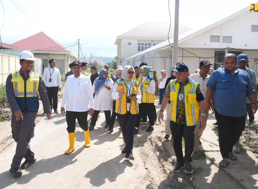 Kementerian PU Membersihkan Lumpur di RSUD Pidie Jaya Pascabencana Aceh