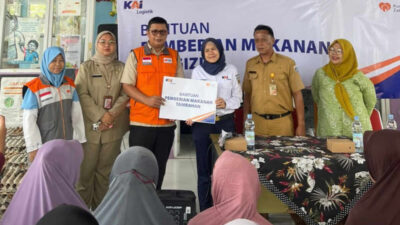 Peringati Hari Gizi Nasional, KAI Logistik Distribusikan 300 Paket Gizi Untuk Masyarakat Di Marunda