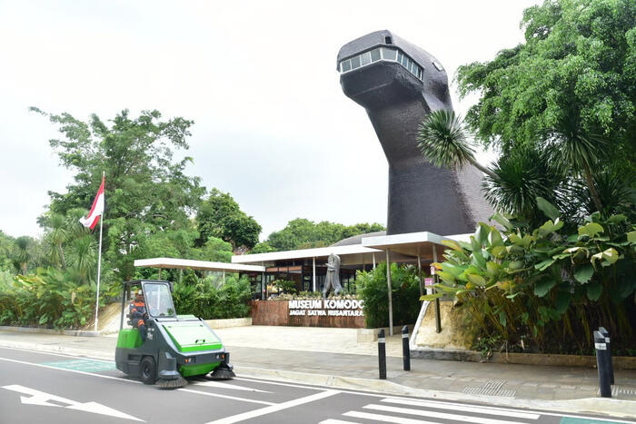 Yuk Kenalan dengan Rino, Mesin Sweeper Andalan KAI Services untuk Membersihkan Area TMII (1)