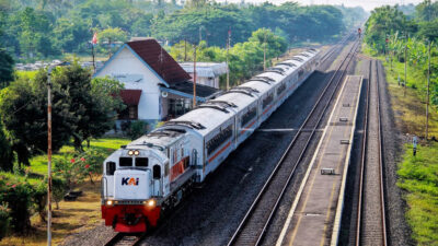 KA Harina Tertemper Mobil di Jalur KA antara Stasiun Brumbung Alastua, KAI Imbau Masyarakat Lebih Peduli Keselamatan