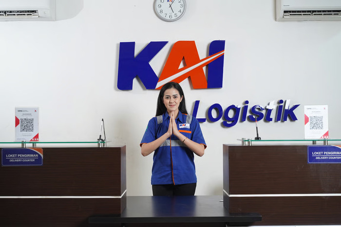 Rayakan Momen Hari Valentine, KAI Logistik Bagikan Cokelat Untuk Pelanggan (1)